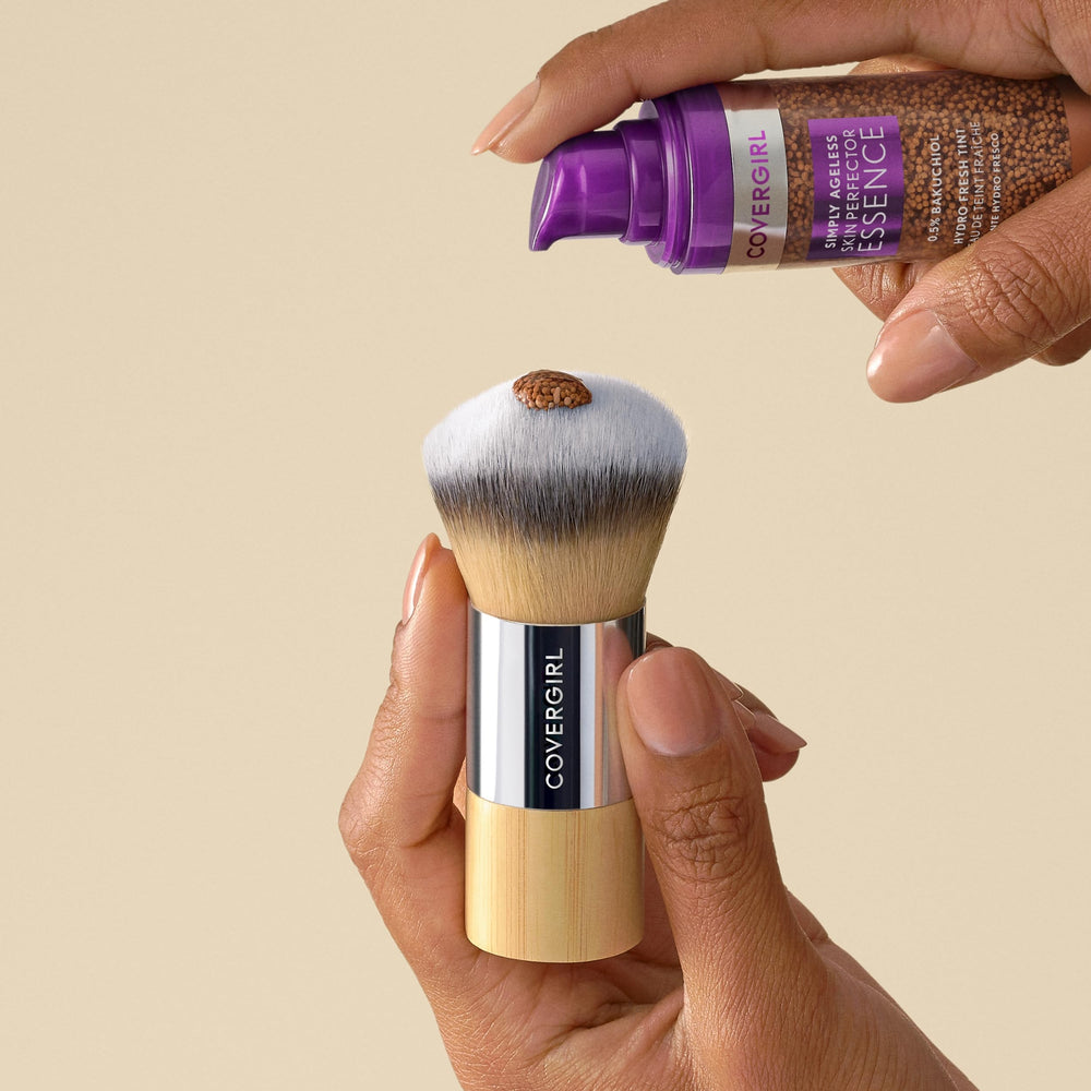 Brocha CoverGirl mango de bambú ergonómico para agarre cómodo.