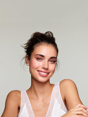 COVERGIRL Classic Color Blush Soft Mink aplicación en pómulos para definición