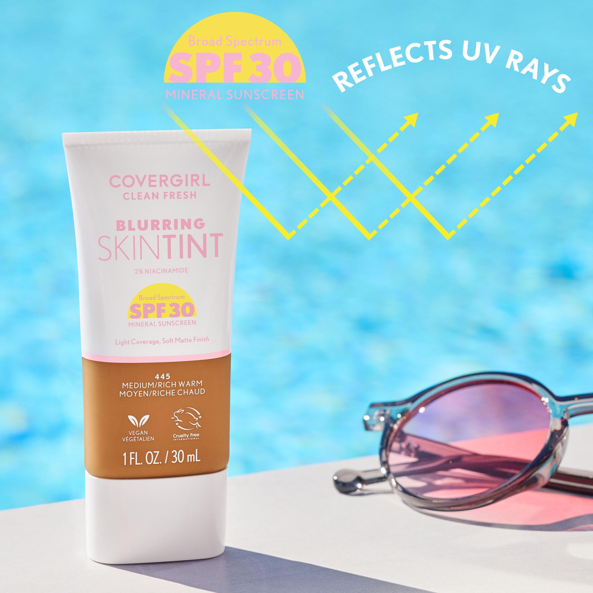 Aplicación fácil y difuminado uniforme de COVERGIRL Blurring Skin Tint