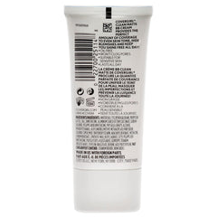 Aplicación de COVERGIRL Clean Matte BB Cream para tono uniforme sin brillos.