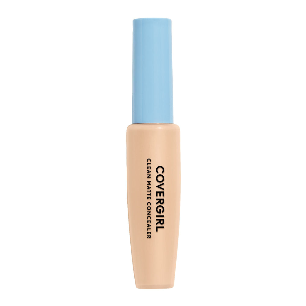 COVERGIRL concealer en aplicación suave, oculta imperfecciones con acabado natural.