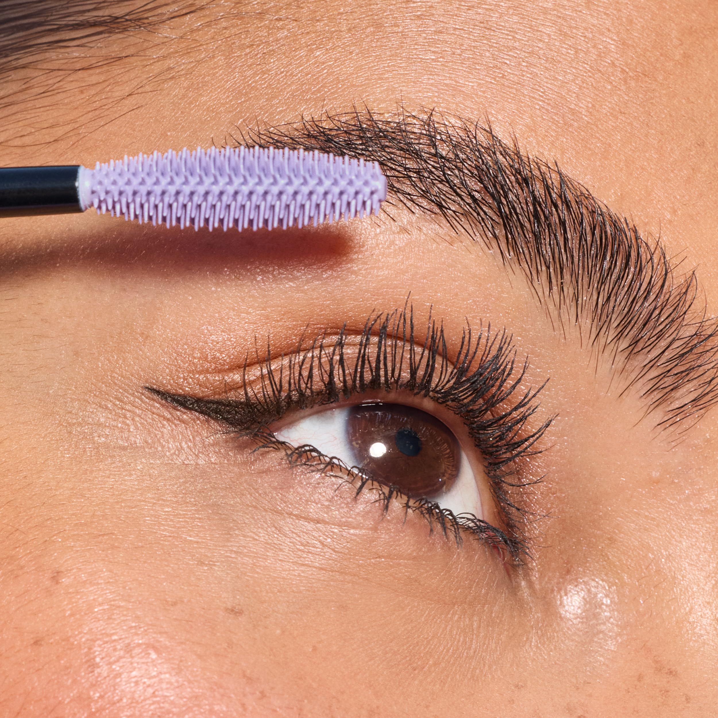 CoverGirl Lash Blast Bond aspecto abanico curvo para una definición notable.