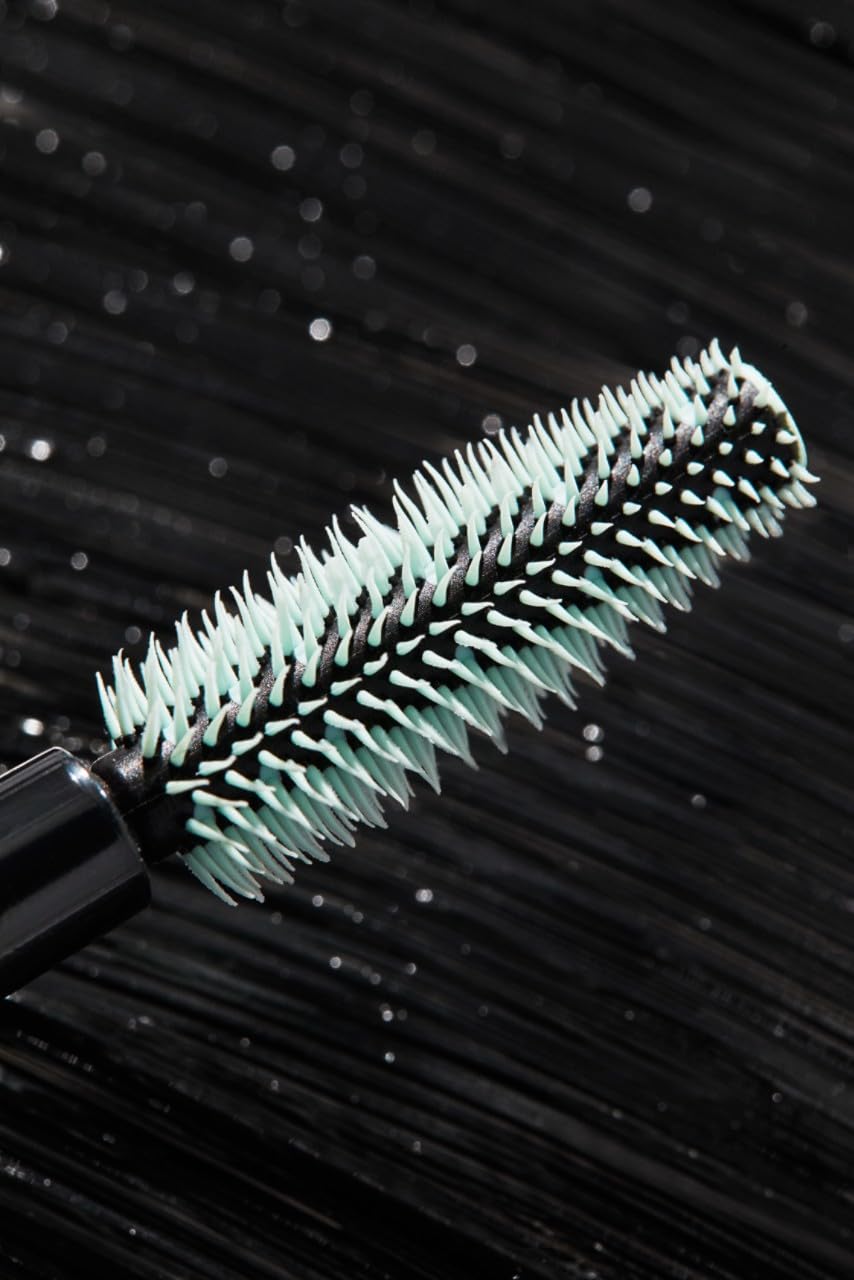 Lápiz Perfect Point Plus delineado preciso para un look definido y duradero con COVERGIRL.