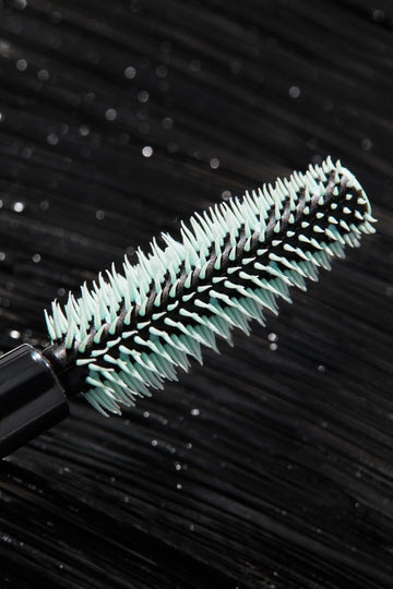 Lápiz Perfect Point Plus delineado preciso para un look definido y duradero con COVERGIRL.