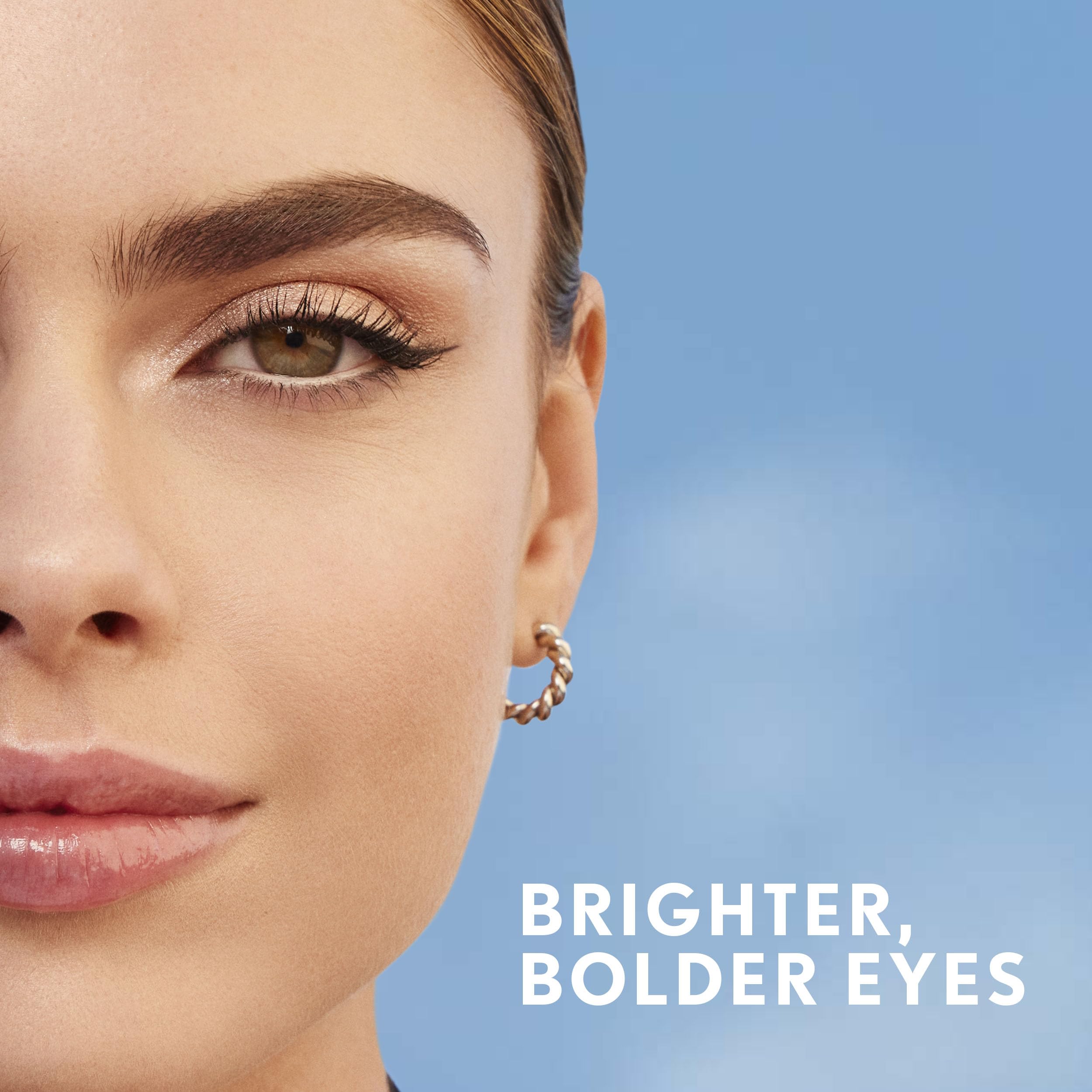 Con CoverGirl, delineado preciso en la línea de pestañas para mayor definición.