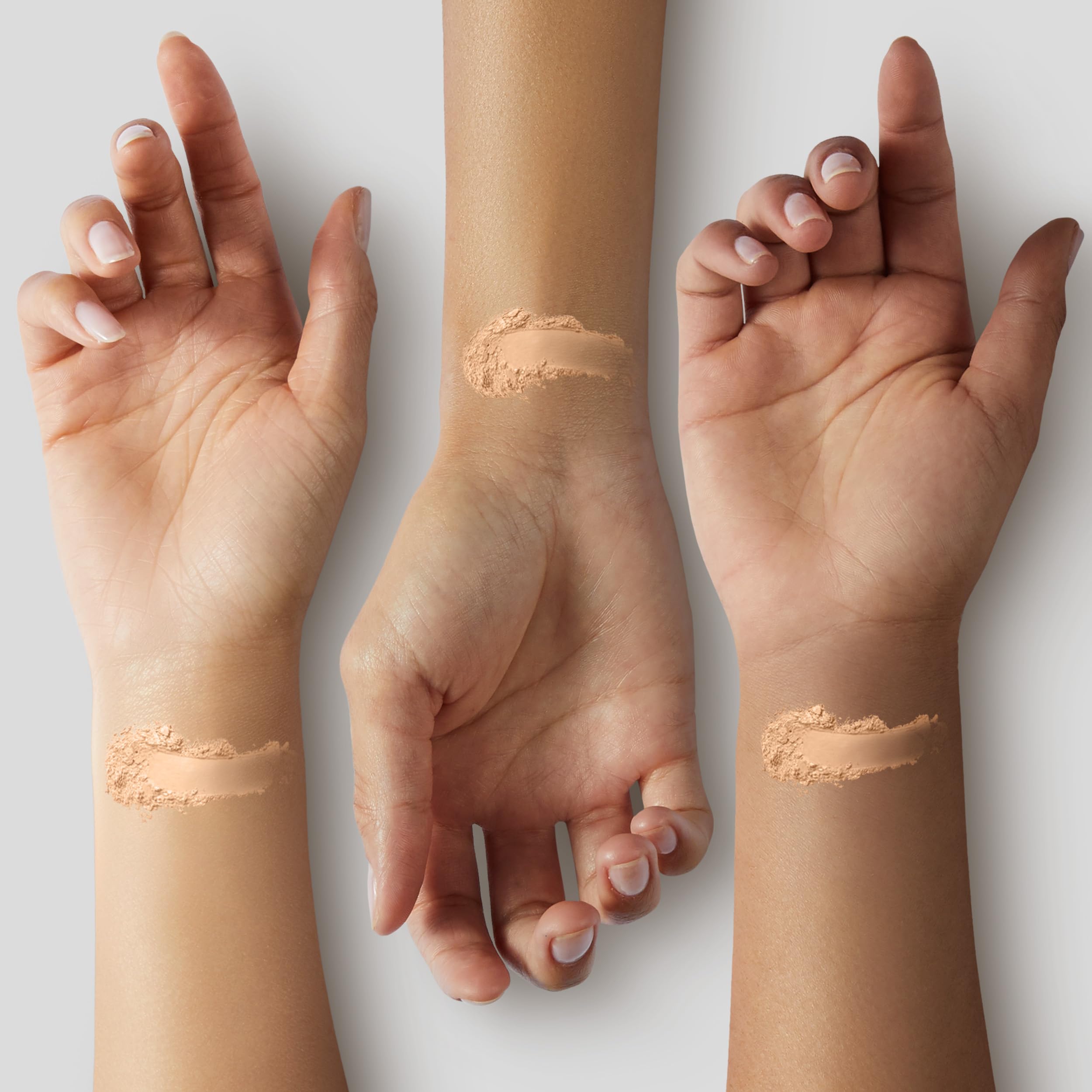 Fórmula hidratante de CoverGirl Simply Ageless con ácido hialurónico y vitamina C.