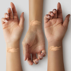Fórmula hidratante de CoverGirl Simply Ageless con ácido hialurónico y vitamina C.