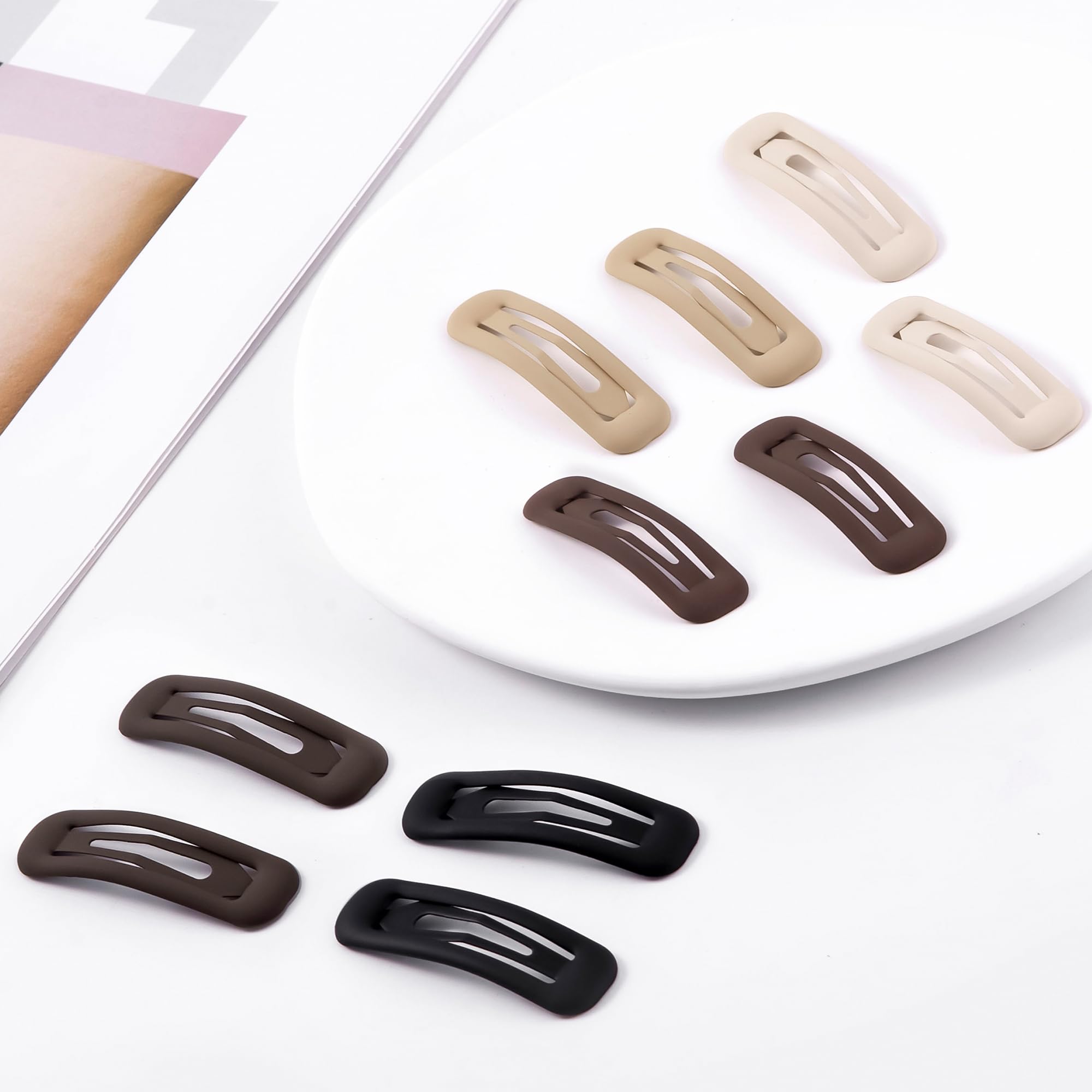 Barrettes rectangulares pequeñas de Cptots en beige mate para peinados discretos.