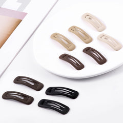 Barrettes rectangulares pequeñas de Cptots en beige mate para peinados discretos.