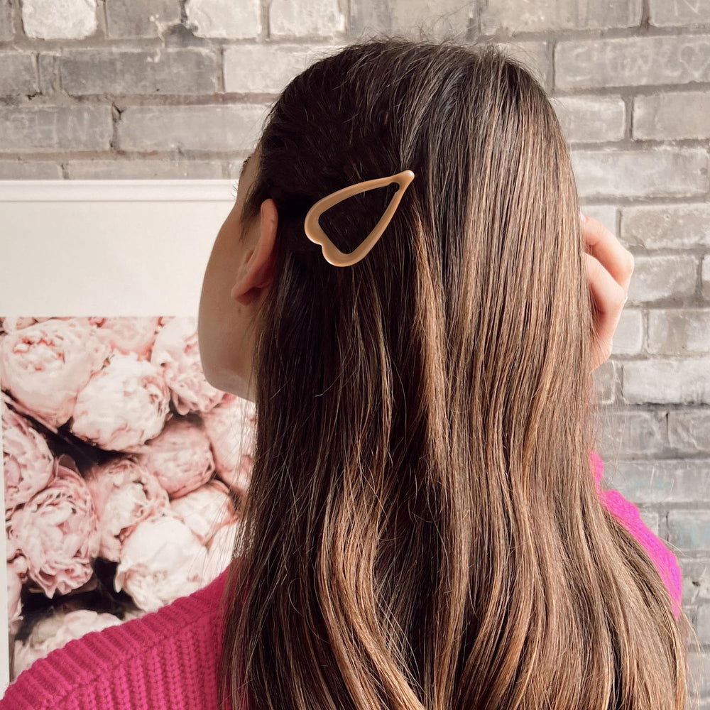 Clip corazón metal detalle brillante de Cptots, perfecto para peinados elegantes en ocasiones