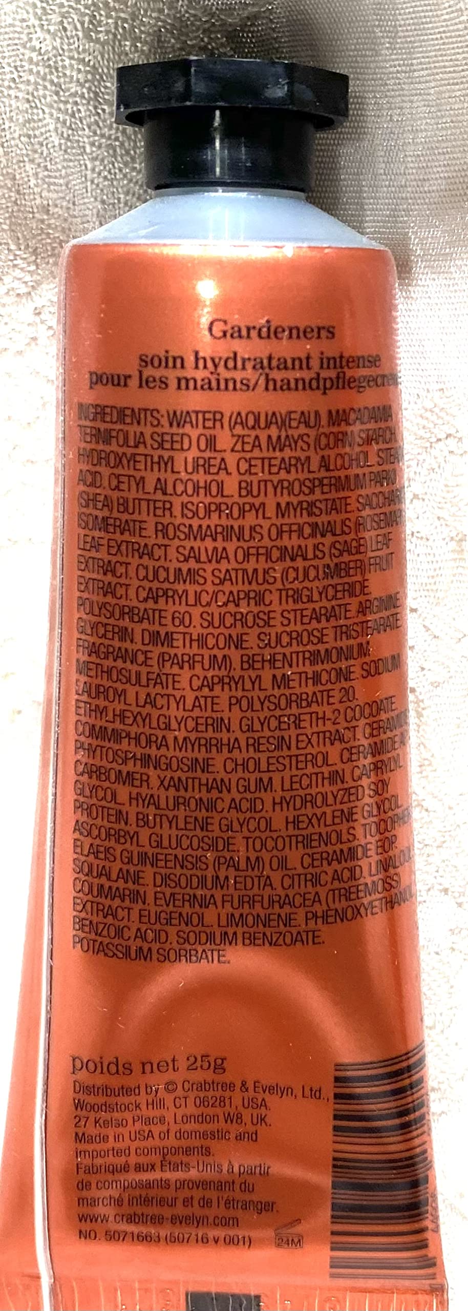 Crabtree & Evelyn, crema para manos; enfoque en empaque, aroma herbáceo para uso diario.