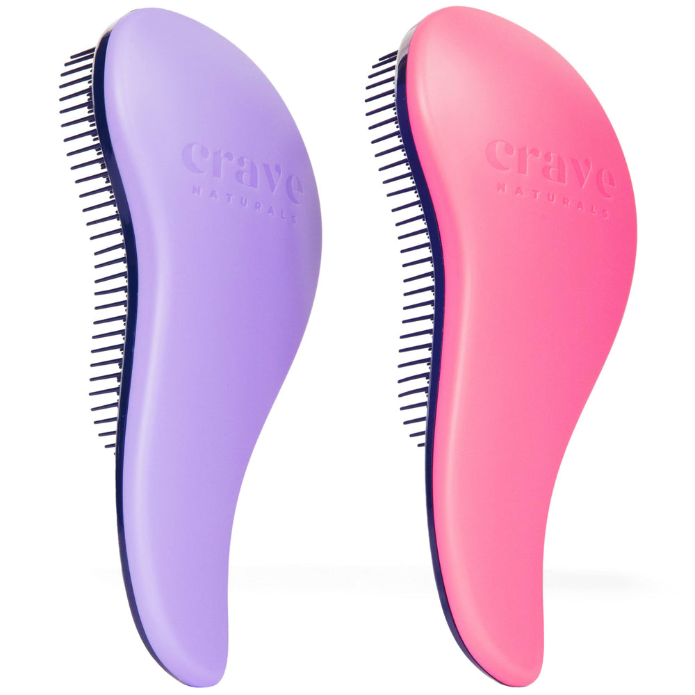 Cepillo Crave Naturals Glide Thru en mano para peinado sin tirones.