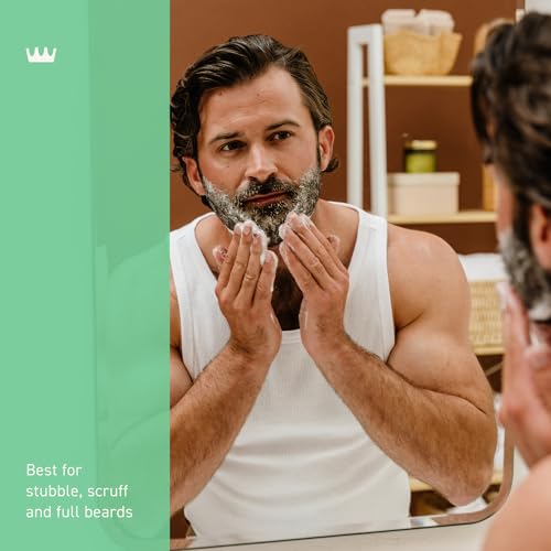 Cremo para barba menta salvaje, manos sosteniendo producto para uso diario
