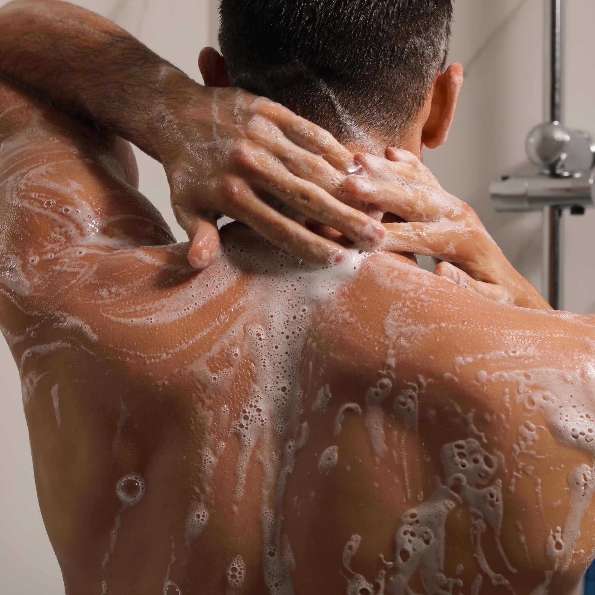 Cremo scent profile layered-notes close-up, illustrating evolving fragrance during your shower.