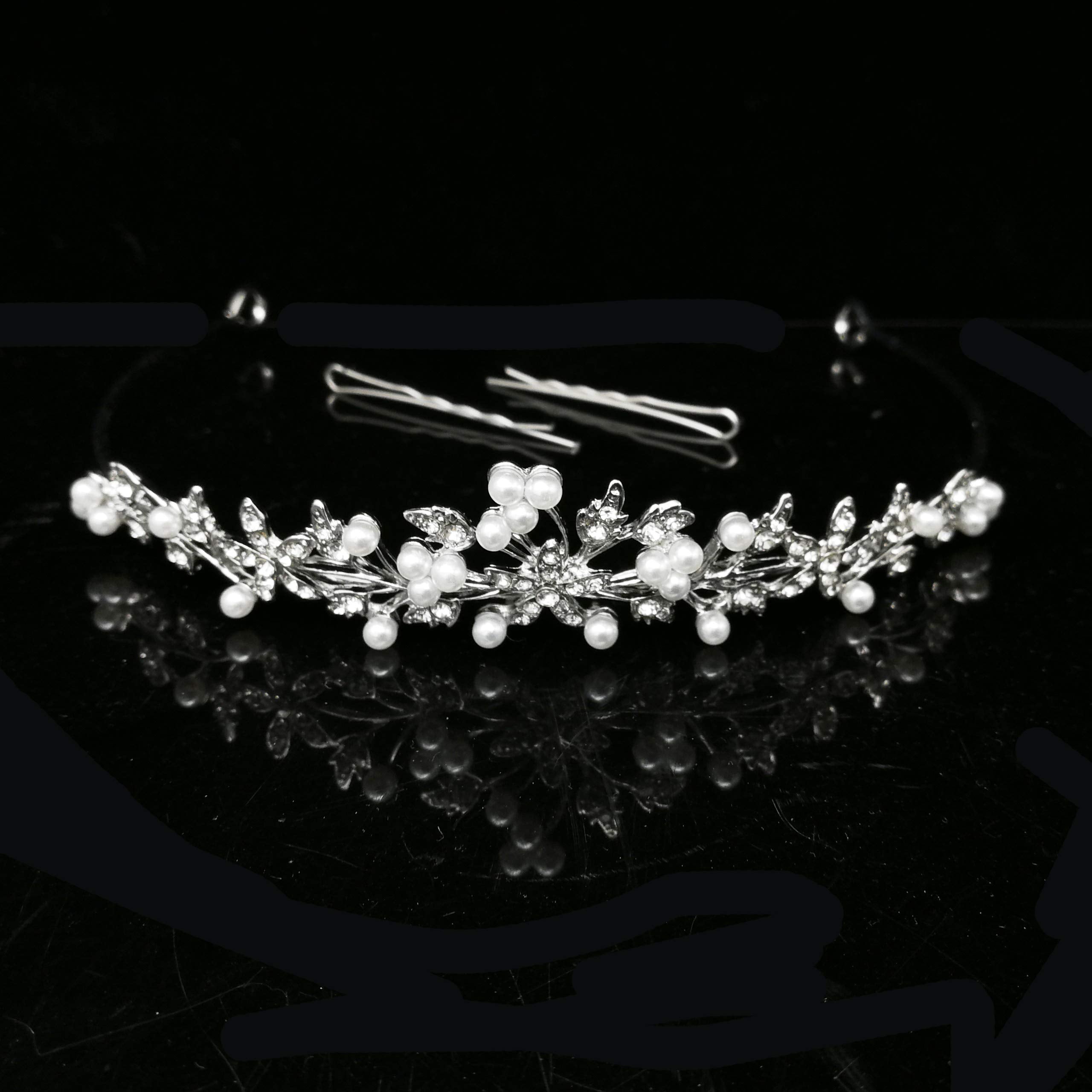 Detalle de pedrería brillante en CrownFan para look deslumbrante