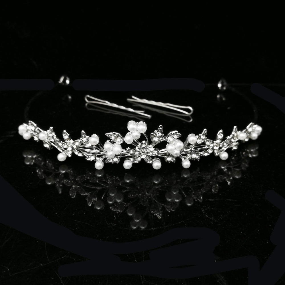 Detalle de pedrería brillante en CrownFan para look deslumbrante