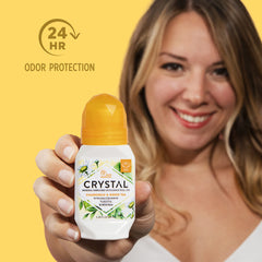 Crystal Essence desodorante mineral roll-on, textura líquida suave para aplicar sin esfuerzo.