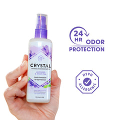 Crystal Essence desodorante mineral spray, etiqueta con lavanda y té blanco para uso diario.