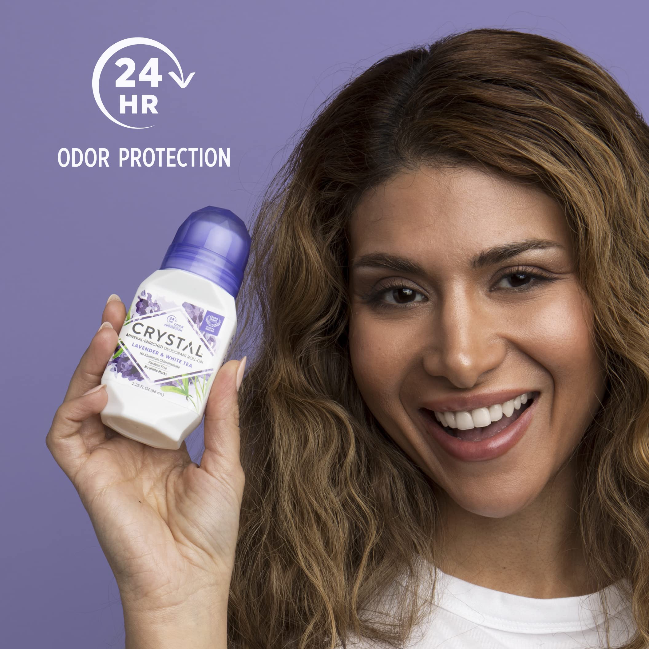 Aplicación del desodorante mineral Roll-On sobre la piel por Crystal Essence