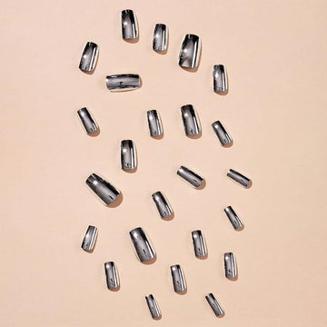 Detalle del brillo cromado de las uñas CTTHNBD Aurora Chrome