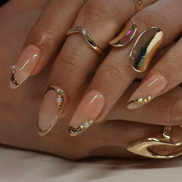 Detalle de la línea dorada Frances en las uñas CTTHNBD.
