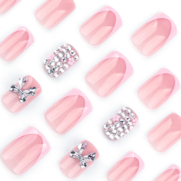 CTTHNBD uñas con rhinestones para ocasiones especiales y un brillo sutil.