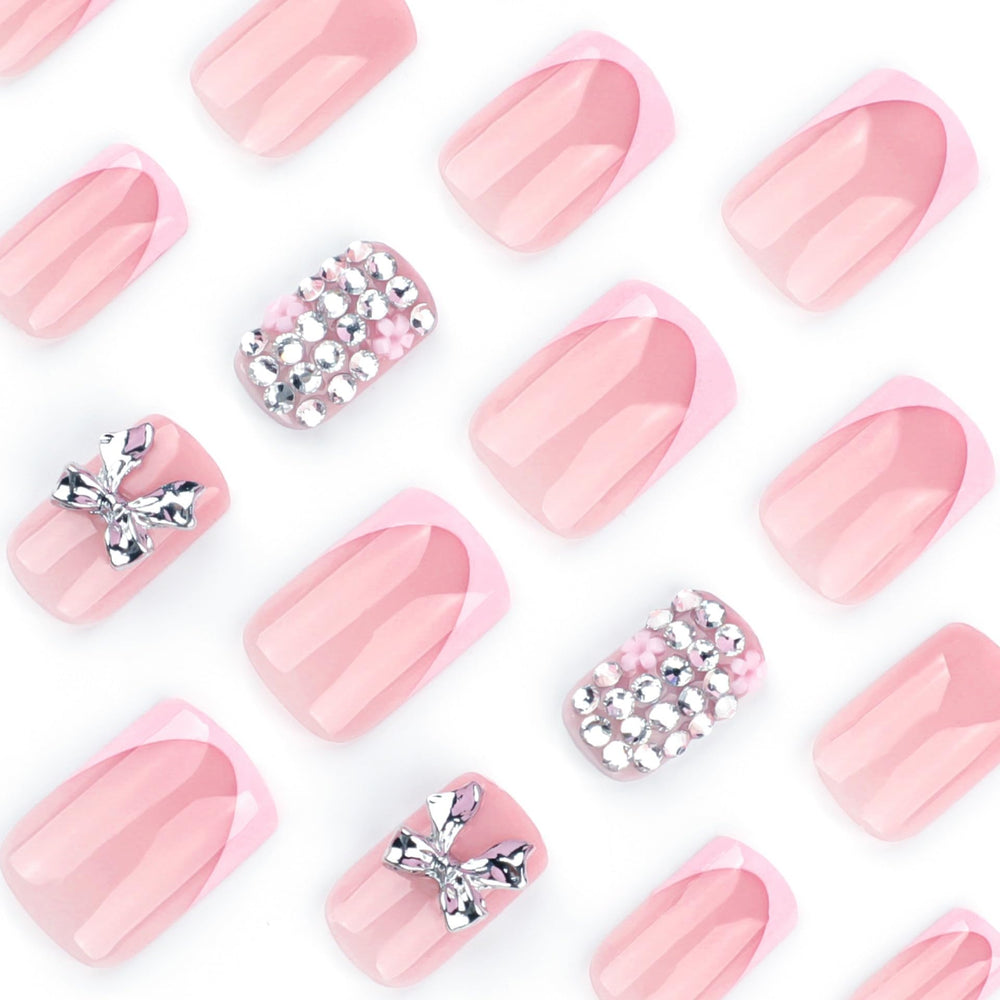 CTTHNBD uñas con rhinestones para ocasiones especiales y un brillo sutil.