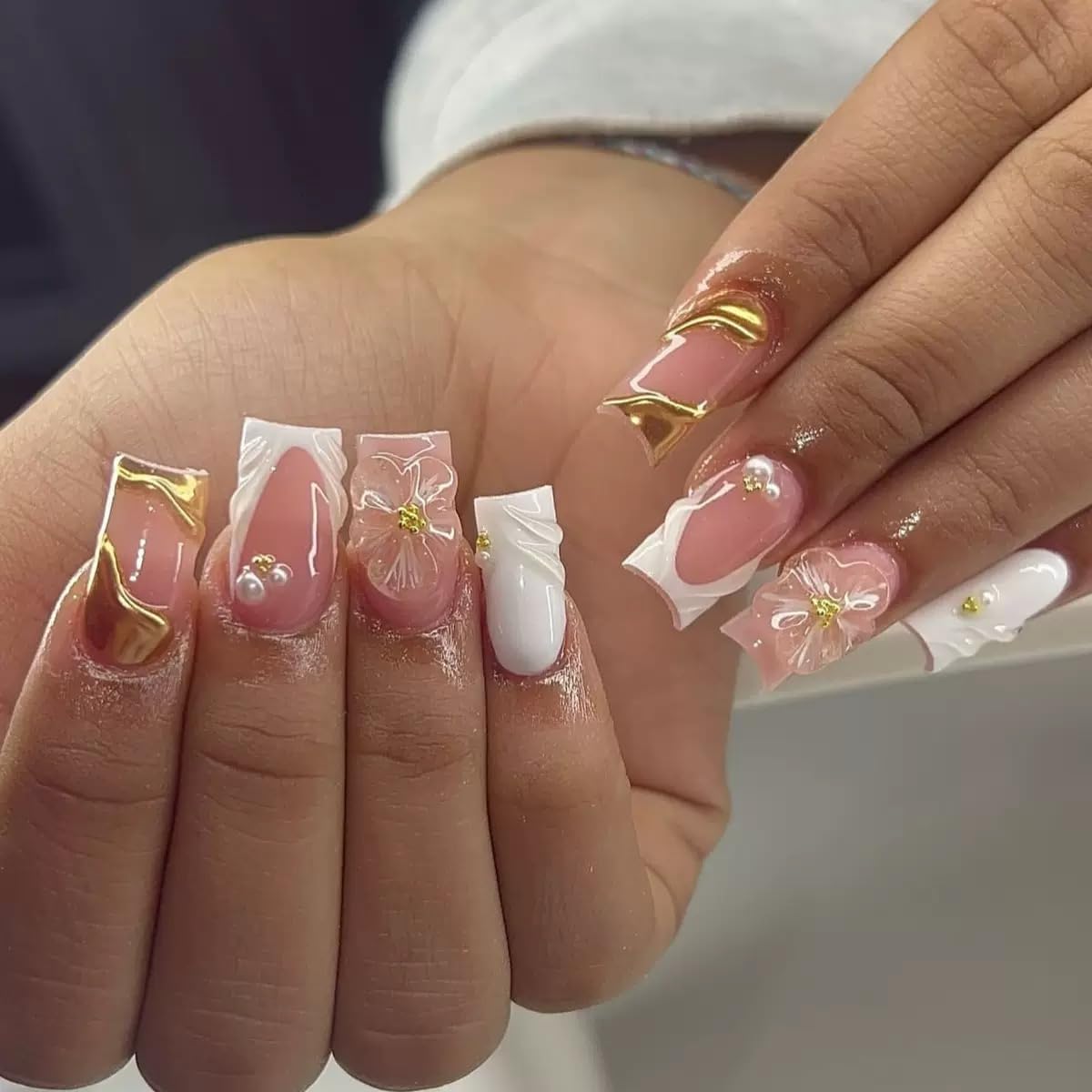CTTHNBD uñas postizas cuadradas con frances blanco y flor 3D, ideal para un look elegante.