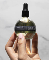 Aplicación suave en la cutícula para hidratar uñas y piel circundante.