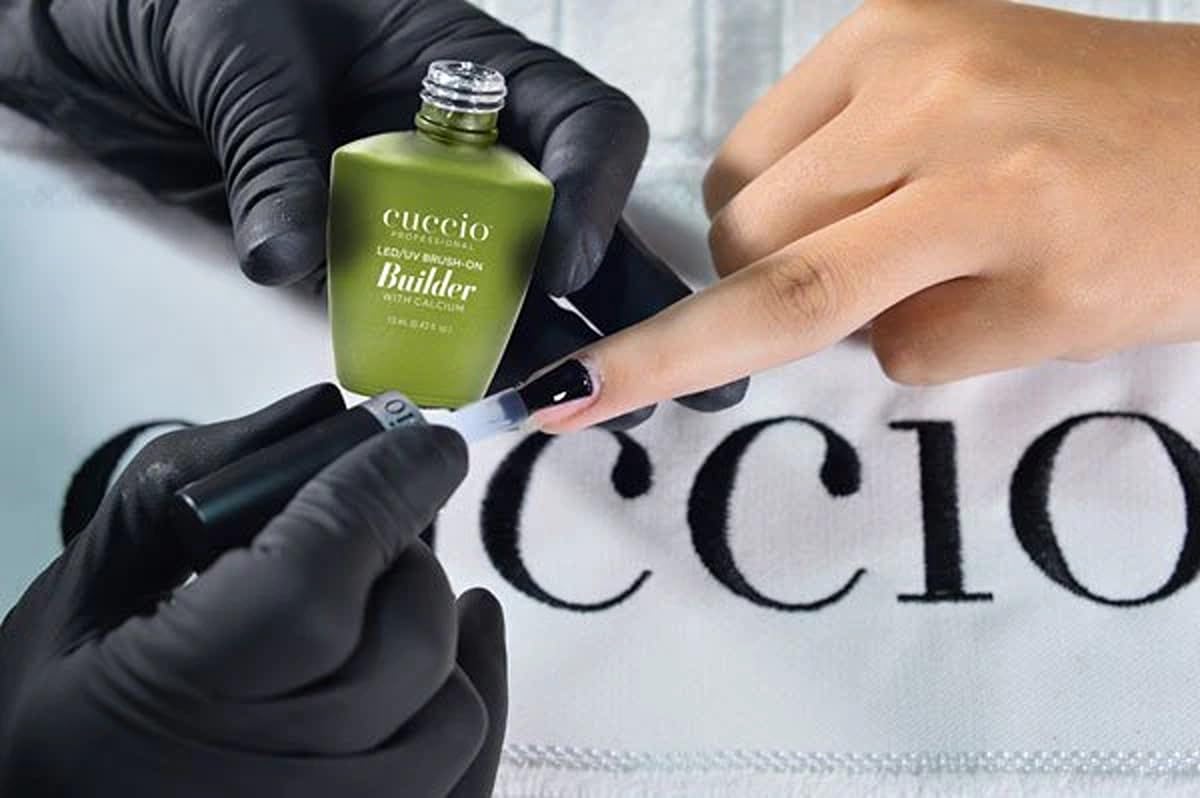 Cuccio Pro Builder Gel brillo alto en uñas pulidas