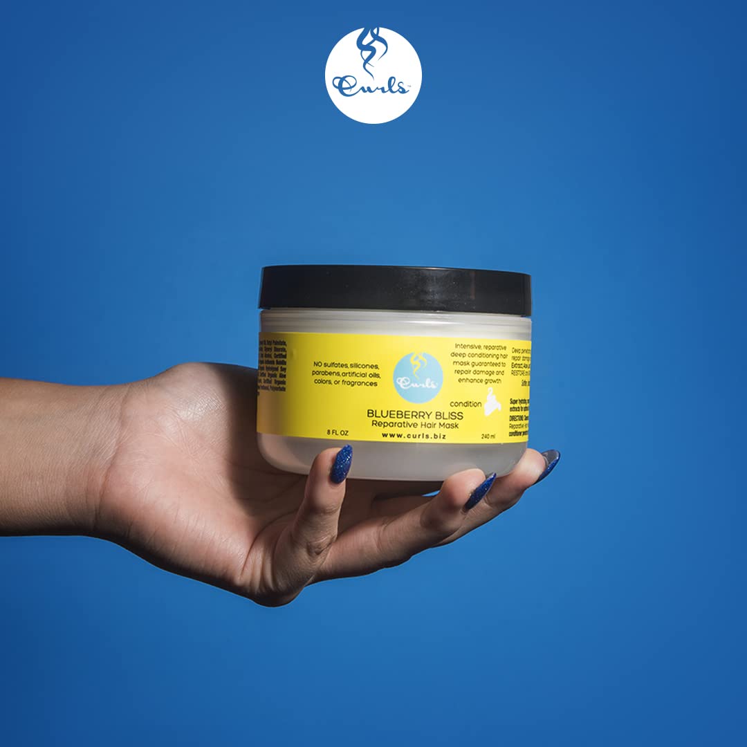 Aplicación desde la raíz con Curls Blueberry Bliss para nutrición