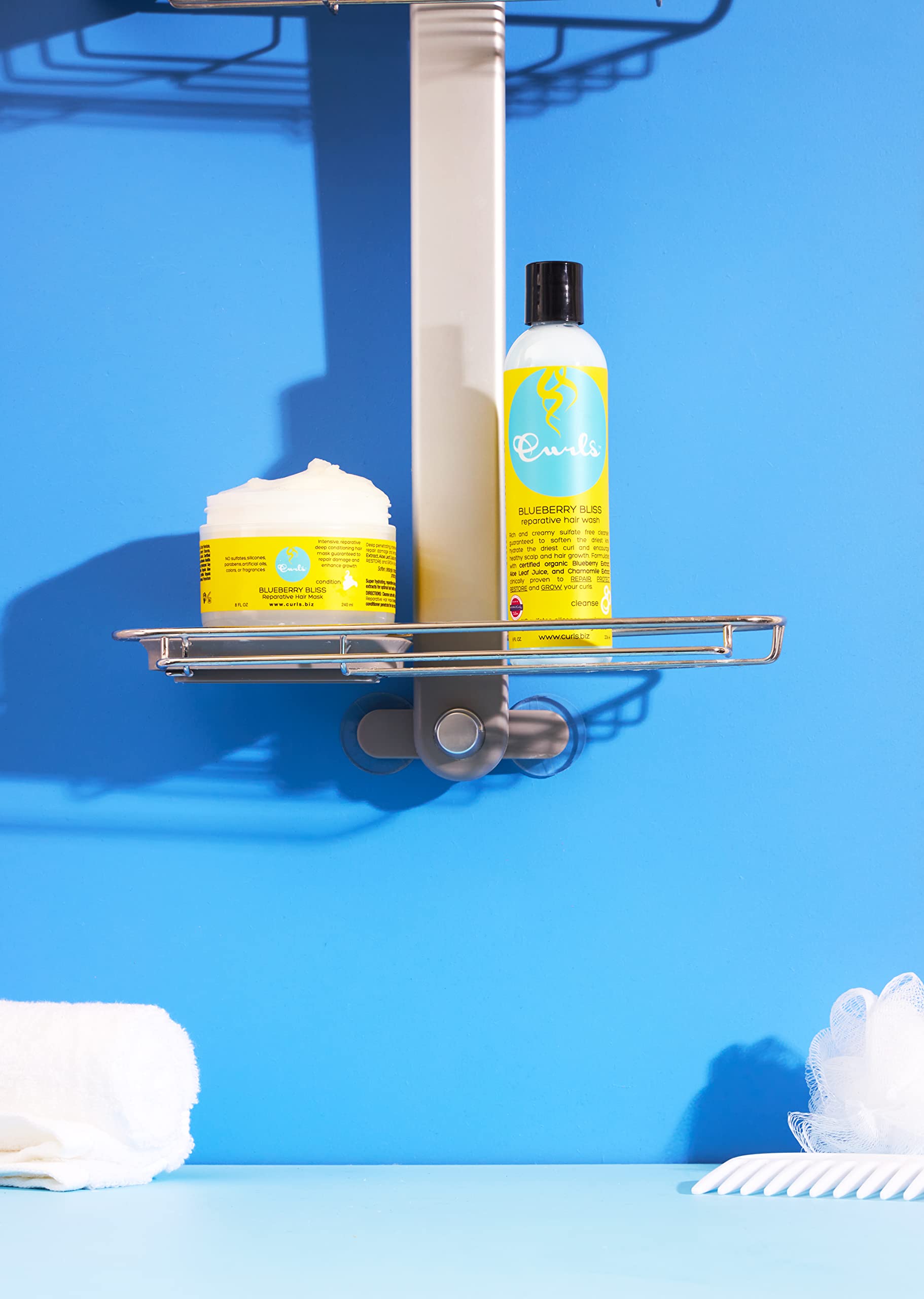 Detalle de peine desrainado con Curls Blueberry Bliss en rizos
