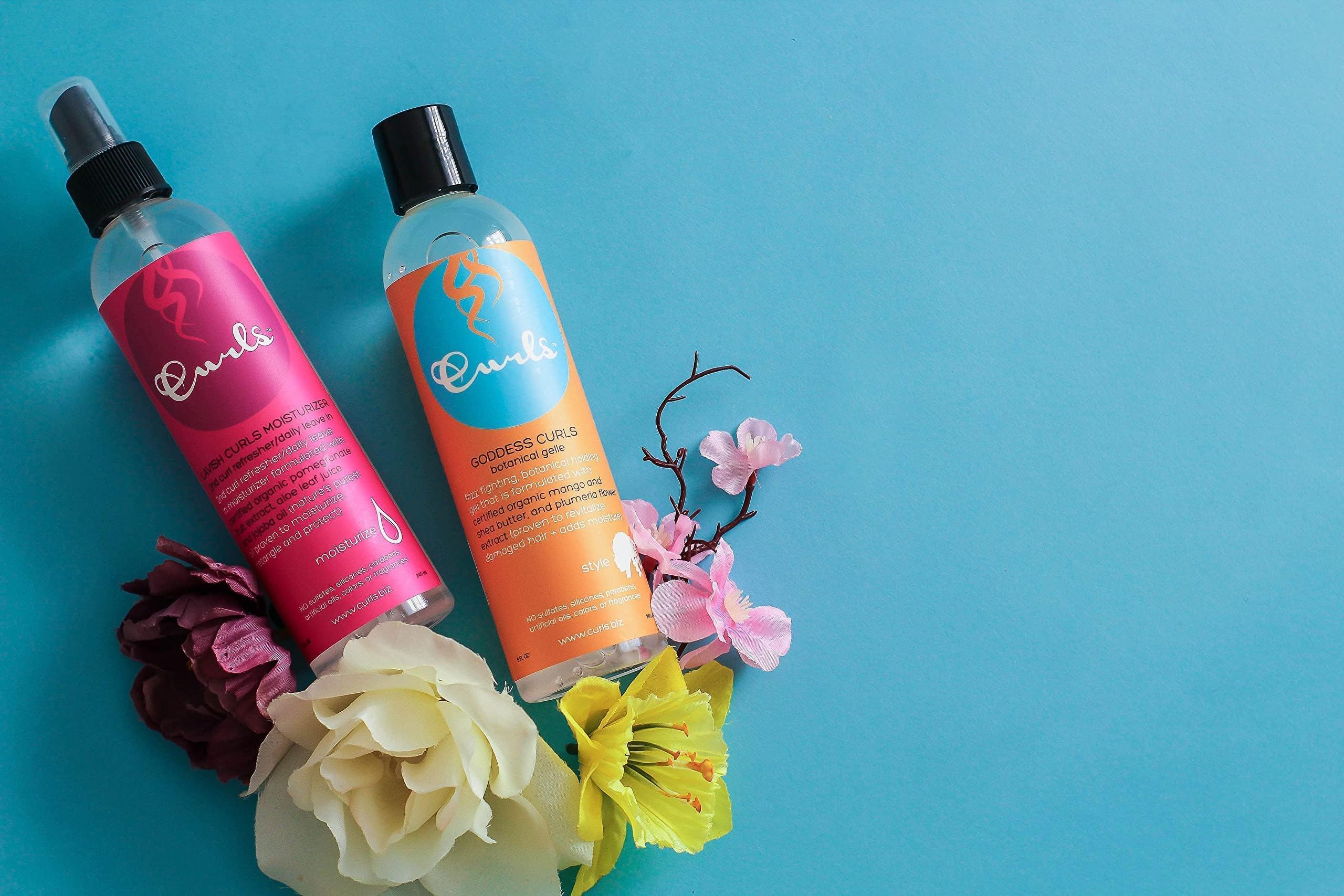 Aplicación de viaje para el gel diosa de curls que mantiene rizos definidos