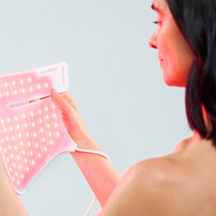 CurrentBody Skin Neck Mask Serie 2 tecnología de luz roja para estimulación suave.