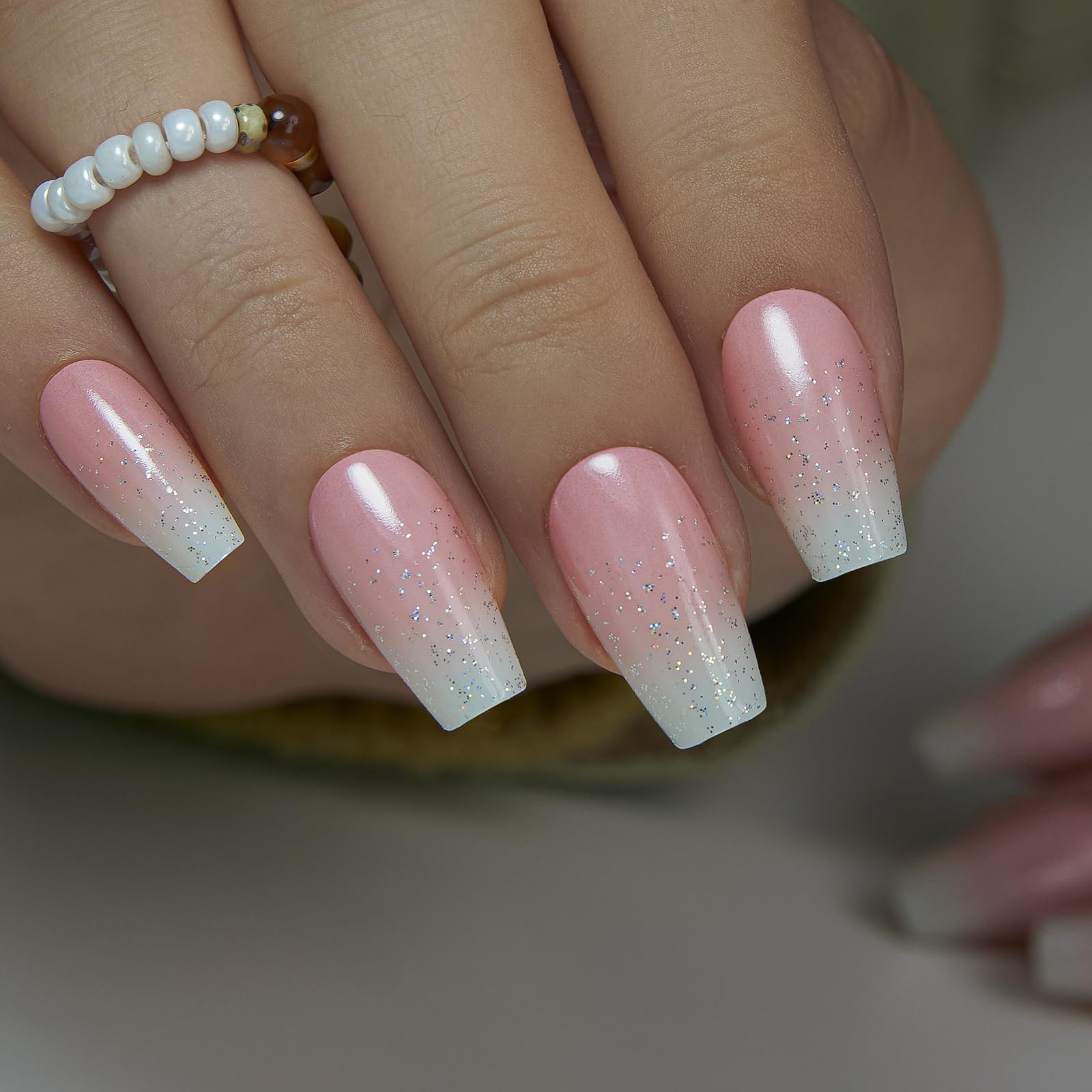 Curvlife Bling Uñas Postizas de Forma Ataúd, degradado nude‑blanco, acabado brillante para ocasiones especiales.