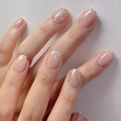 Uñas CurvLife con diseño francés en gel, acabado natural y cómodo para uso diario.