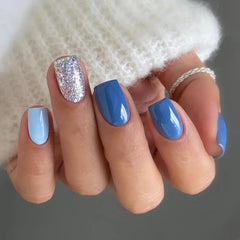 Curvlife uñas pegables en azul océano con acabado francés, ideal para estilo diario.