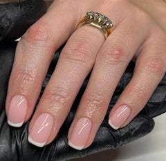 Curvlife uñas prensadas cortas cuadradas con diseño frances para uso diario.