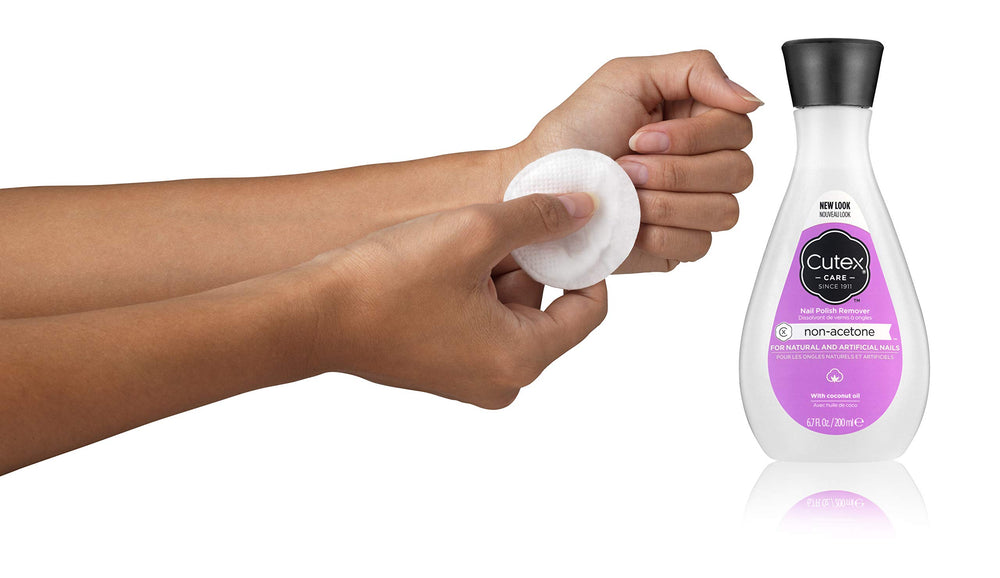 Mano con uñas limpias gracias a Cutex sin acetona, ideal para retoques