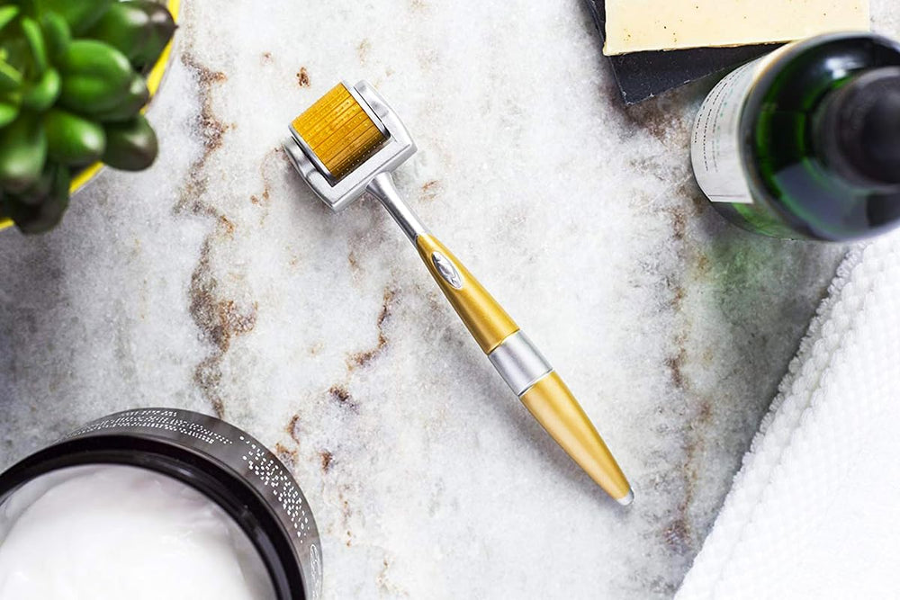 CYSSUS Derma Roller para uso en casa con estuche de almacenamiento seguro.