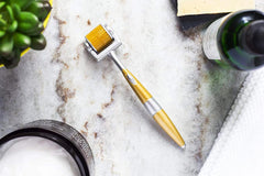 CYSSUS Derma Roller para uso en casa con estuche de almacenamiento seguro.