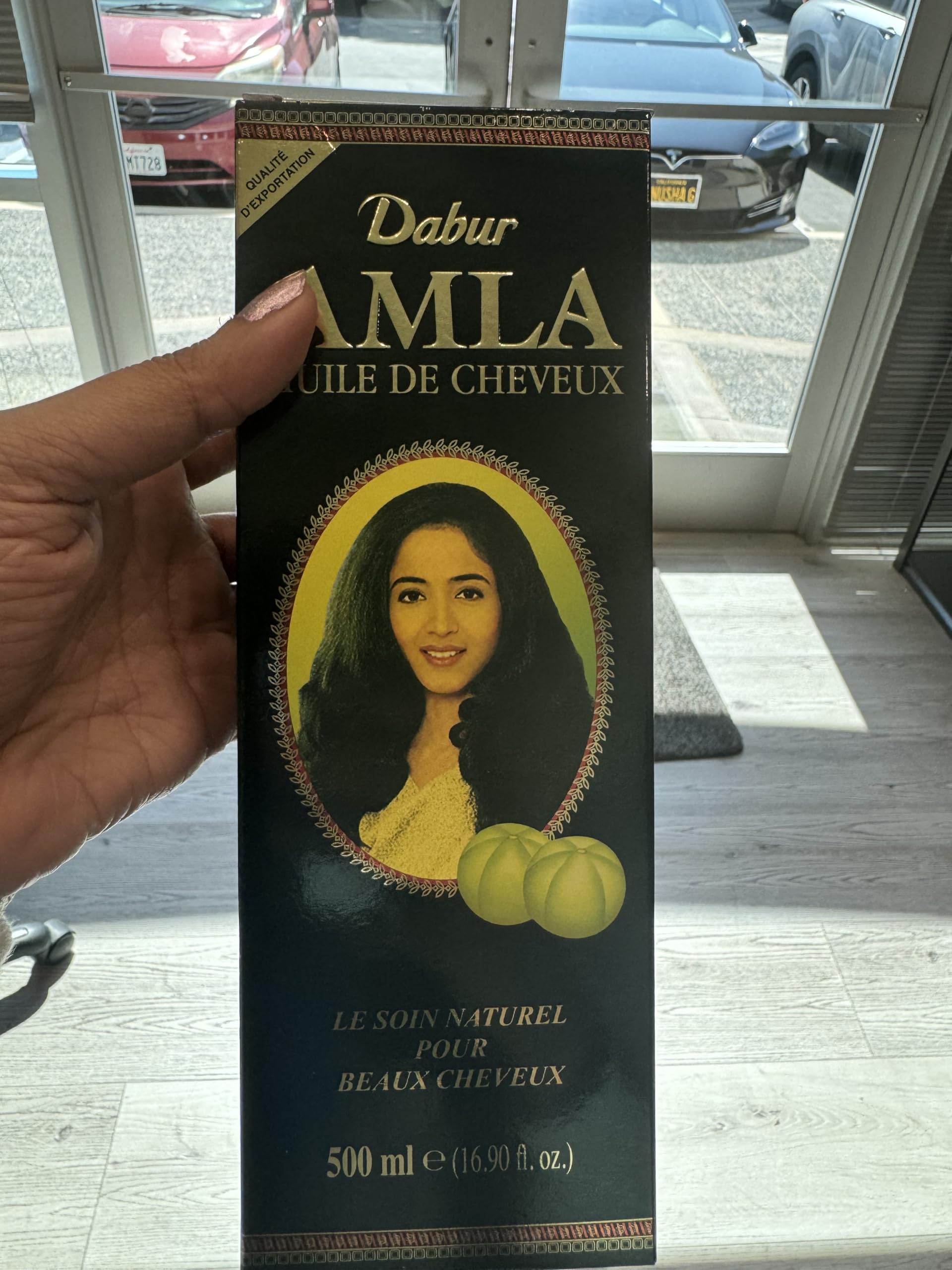 Aplicación Dabur Amla Hair Oil en cuero cabelludo favorece nutrición y fortalecimiento