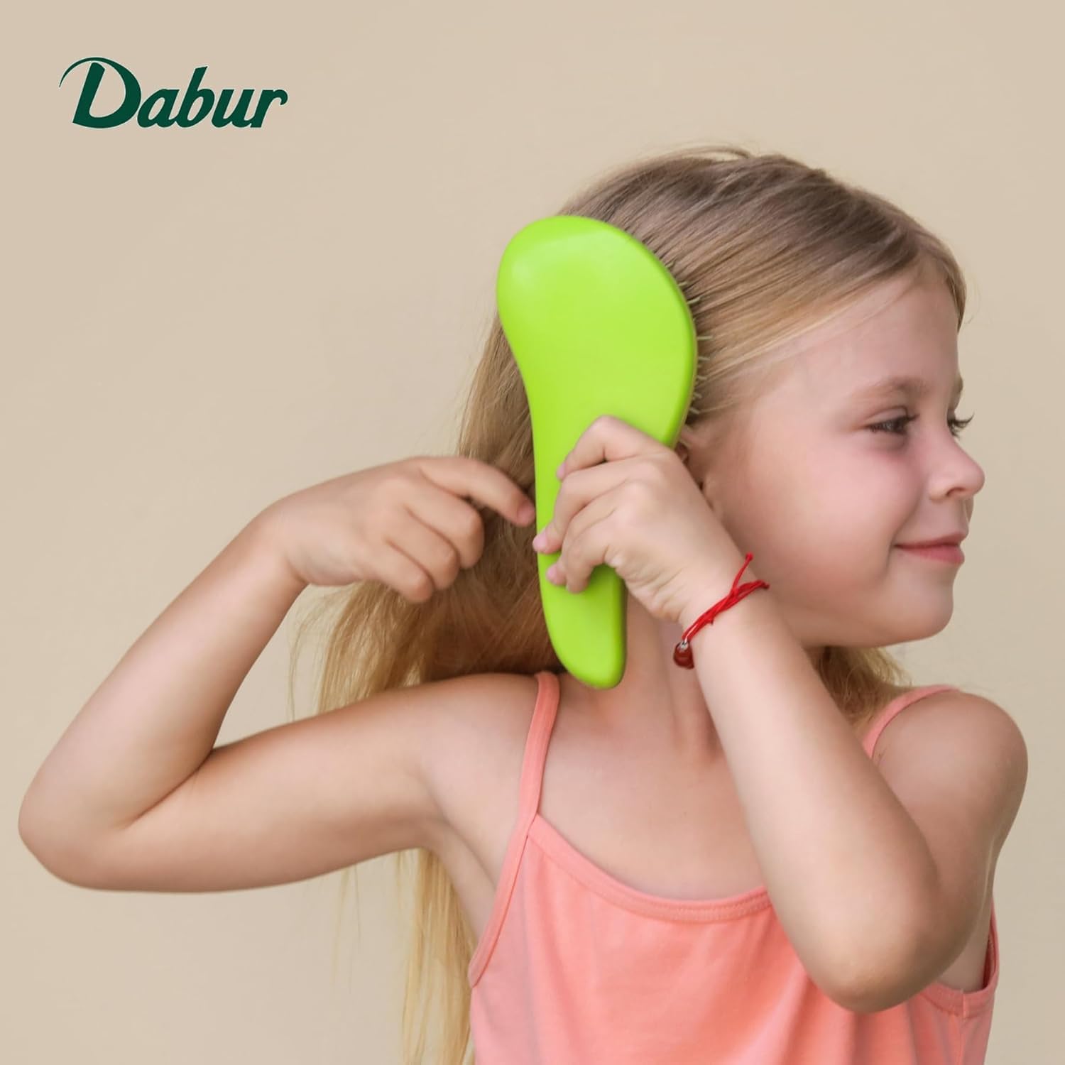 Dabur Amla para niños: masaje en cuero cabelludo para un cuidado suave.