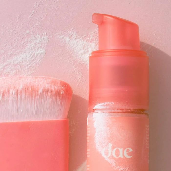 DAE Fairy Duster Kabuki con empaque reciclable para cuidado responsable.