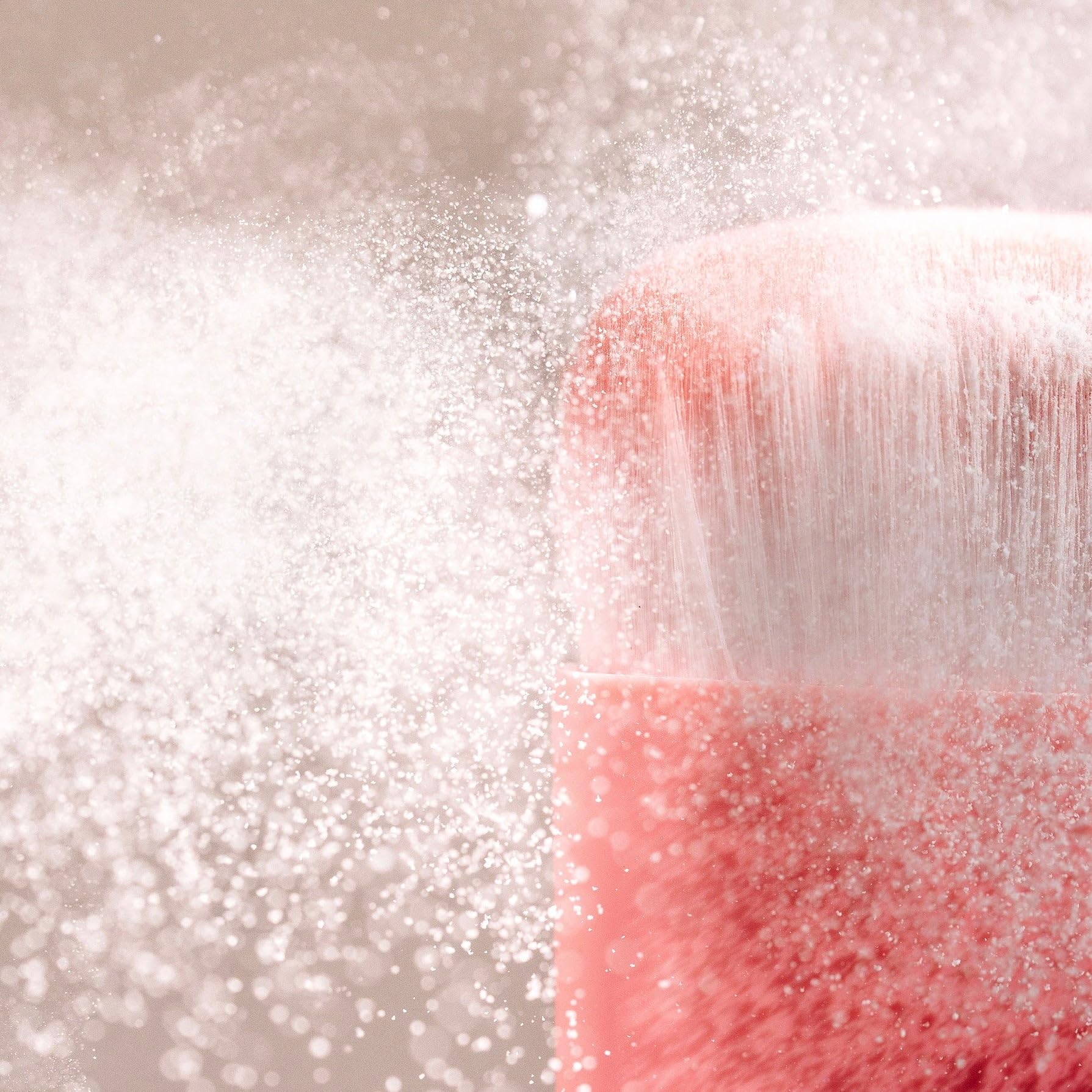 DAE Fairy Duster Kabuki en mano para aplicación rápida y refresco.