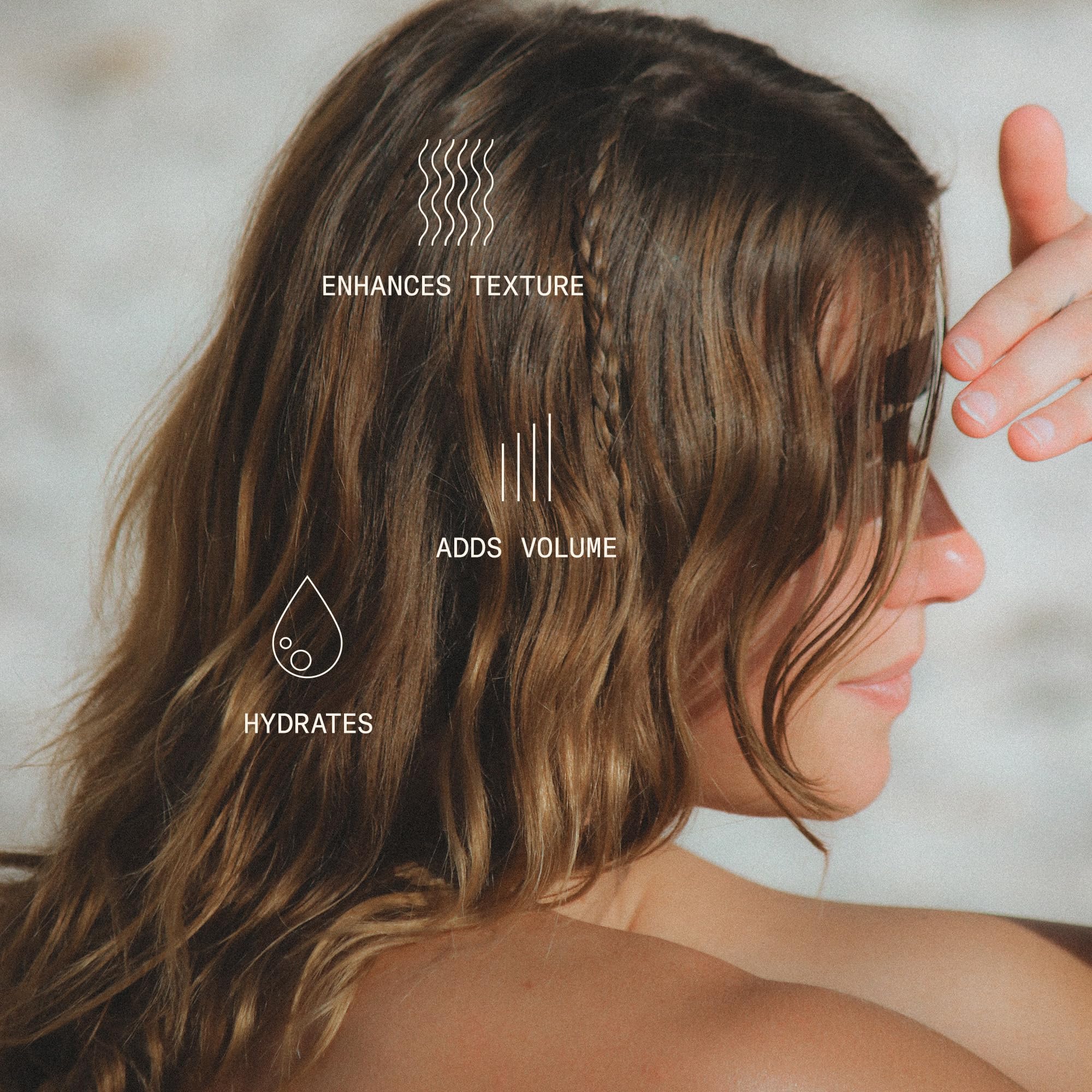 DAE Hibisco enfatiza volumen natural en cabello con cuerpo.