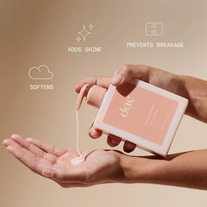 DAE Signature Conditioner desenreda y aporta suavidad para un peinado fácil.