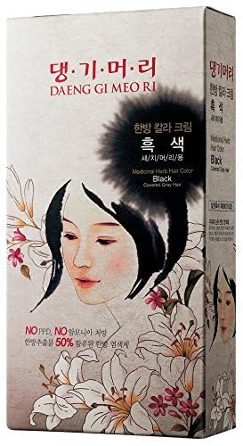 Aplicación de Daeng Gi Meo Ri crema color negro para cobertura uniforme.