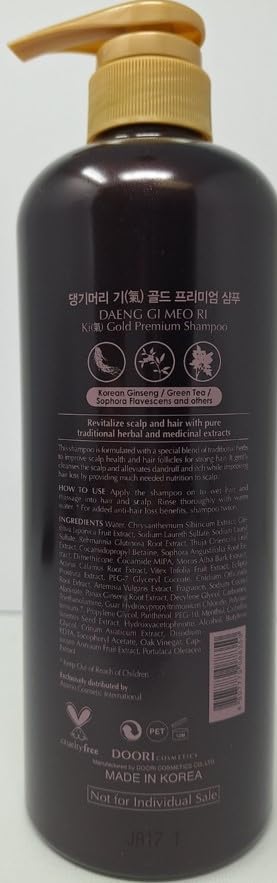 Aplicación del tratamiento Ki Gold sobre el cabello húmedo para nutrición