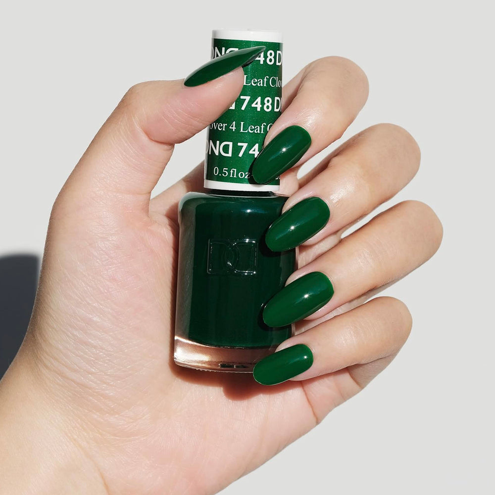 Duo gel y laca DAISY DND para un acabado uniforme sin astillas